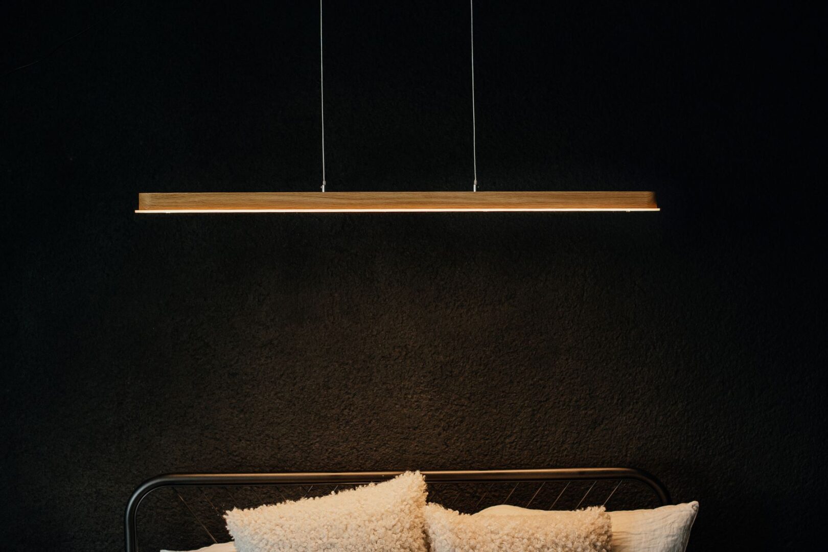 Mūsų pagaminti, pakabinami LED šviestuvai iš medienos (ąžuolo), su pulteliu