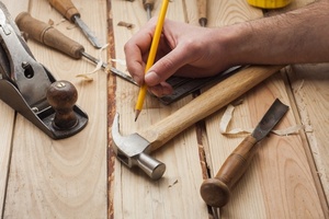 Stalių brigada kokybiškai atlieka medžio darbus