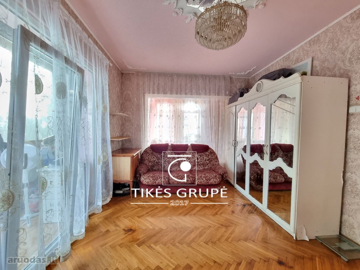 Klaipėdoje, Alytaus g., parduodamas erdvus 364,24 kv.m., mūrinis gyvenamas namas. Sklypas 6 arai + 3 arus galima išsipirkti.