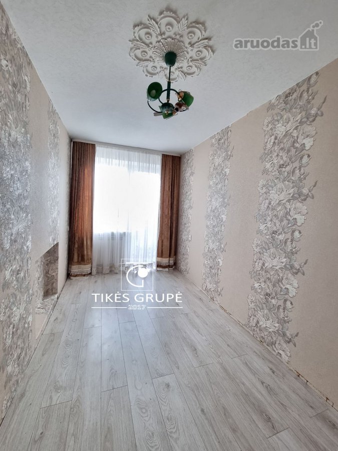 Klaipėdoje, Alytaus g., parduodamas erdvus 364,24 kv.m., mūrinis gyvenamas namas. Sklypas 6 arai + 3 arus galima išsipirkti.