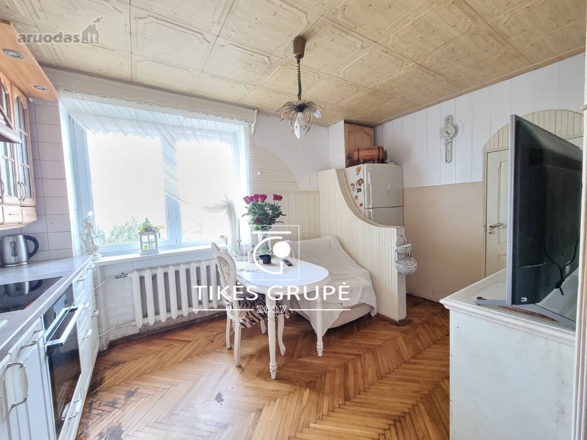 Klaipėdoje, Alytaus g., parduodamas erdvus 364,24 kv.m., mūrinis gyvenamas namas. Sklypas 6 arai + 3 arus galima išsipirkti.