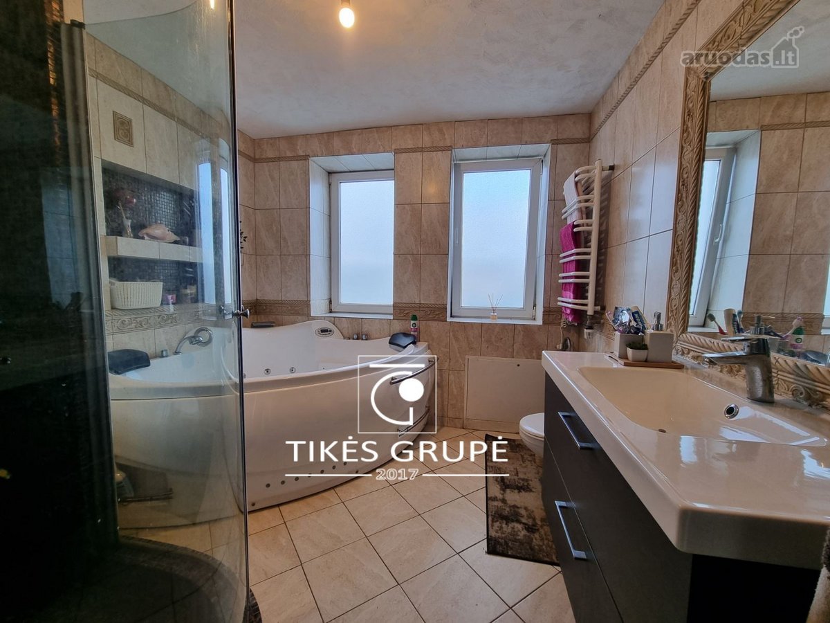 Klaipėdoje, Alytaus g., parduodamas erdvus 364,24 kv.m., mūrinis gyvenamas namas. Sklypas 6 arai + 3 arus galima išsipirkti.