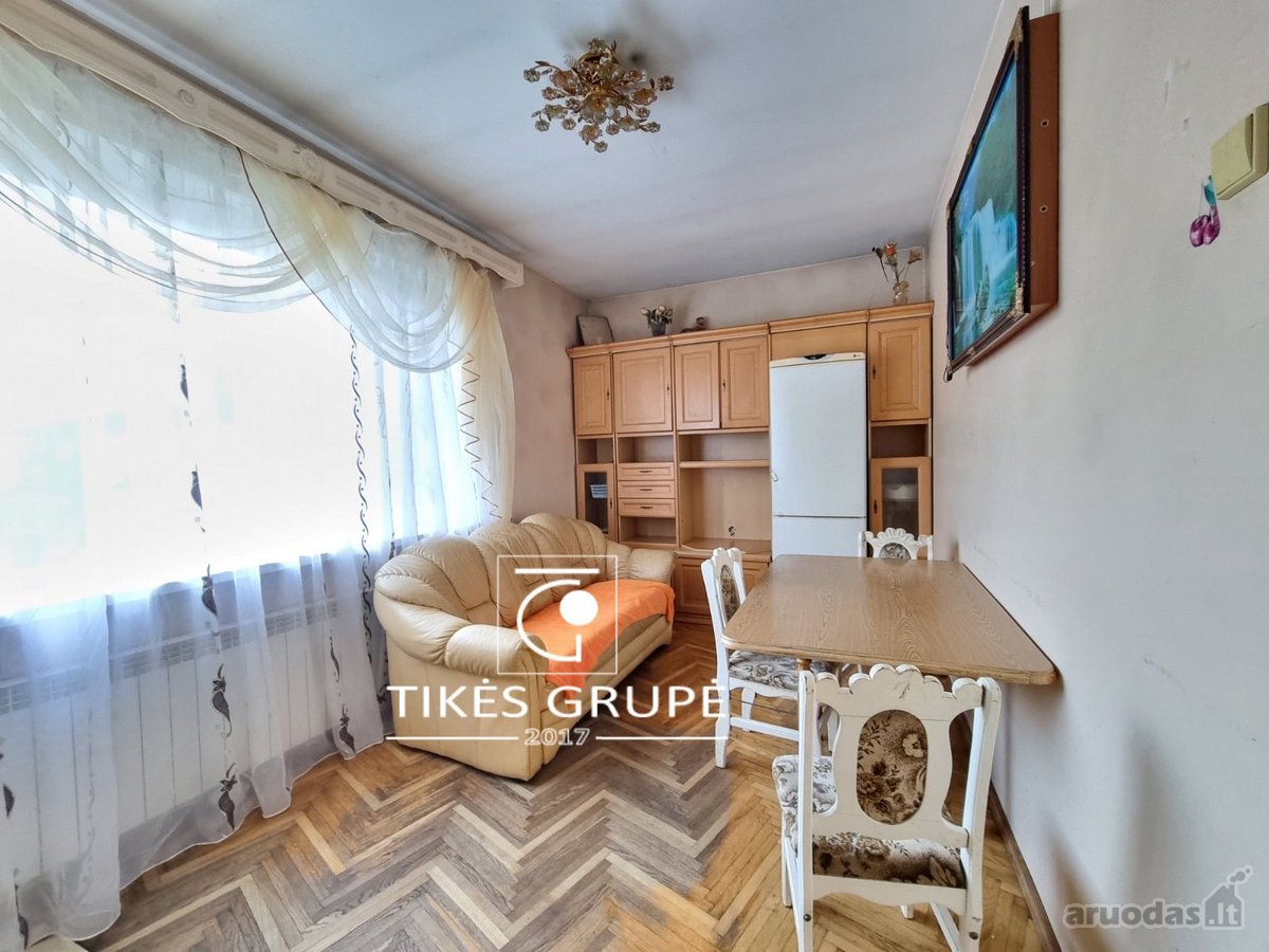 Klaipėdoje, Alytaus g., parduodamas erdvus 364,24 kv.m., mūrinis gyvenamas namas. Sklypas 6 arai + 3 arus galima išsipirkti.