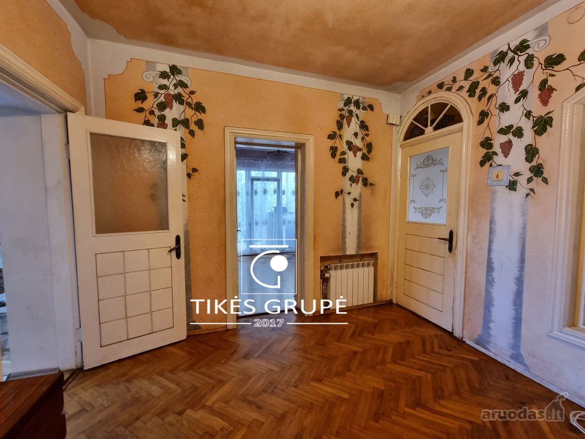 Klaipėdoje, Alytaus g., parduodamas erdvus 364,24 kv.m., mūrinis gyvenamas namas. Sklypas 6 arai + 3 arus galima išsipirkti.