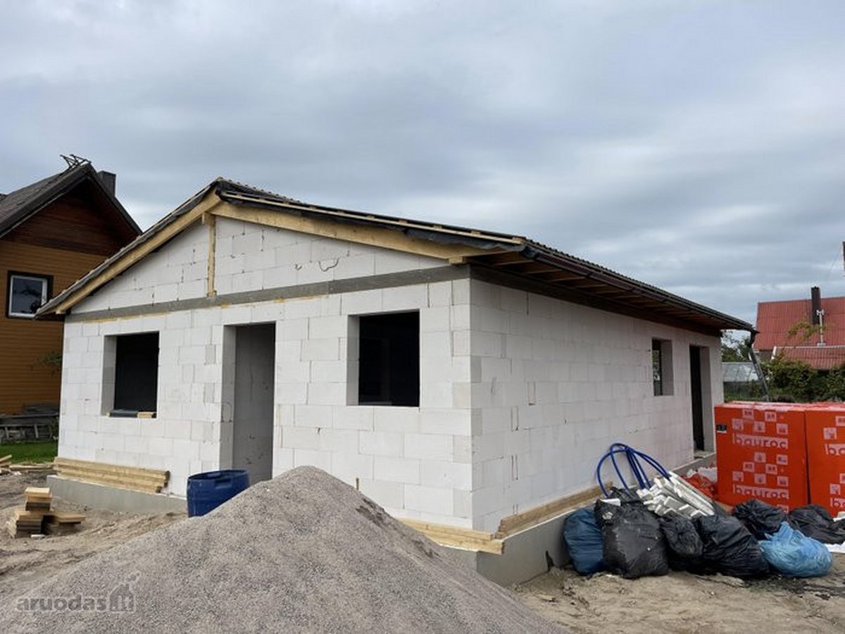 Klaipėdos raj. Dercekliuose, parduodamas naujai statomas 76 kv.m. gyvenamas namas su 6 arų žemės sklypu.