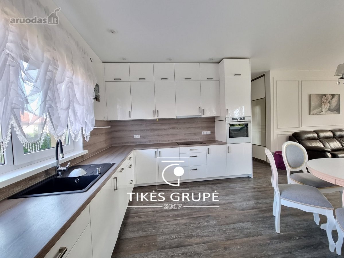 Klaipėdos raj., Trušeliuose., parduodamas šiuolaikiškai įrengtas, šviesaus ir jaukaus dizaino 1 aukšto 80 kv.m., mūrinis namas. Sklypas 4 arai.