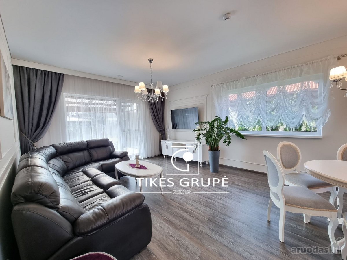 Klaipėdos raj., Trušeliuose., parduodamas šiuolaikiškai įrengtas, šviesaus ir jaukaus dizaino 1 aukšto 80 kv.m., mūrinis namas. Sklypas 4 arai.