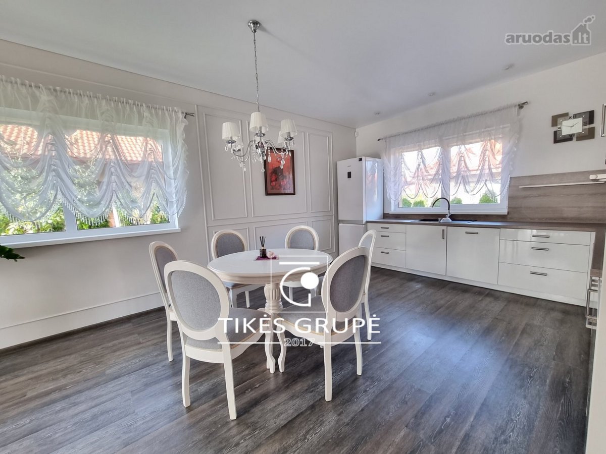 Klaipėdos raj., Trušeliuose., parduodamas šiuolaikiškai įrengtas, šviesaus ir jaukaus dizaino 1 aukšto 80 kv.m., mūrinis namas. Sklypas 4 arai.