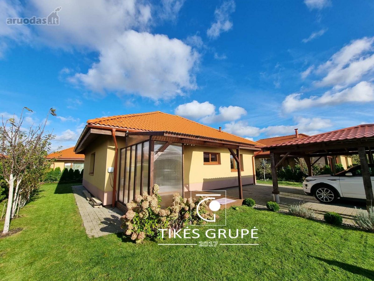 Klaipėdos raj., Trušeliuose., parduodamas šiuolaikiškai įrengtas, šviesaus ir jaukaus dizaino 1 aukšto 80 kv.m., mūrinis namas. Sklypas 4 arai.