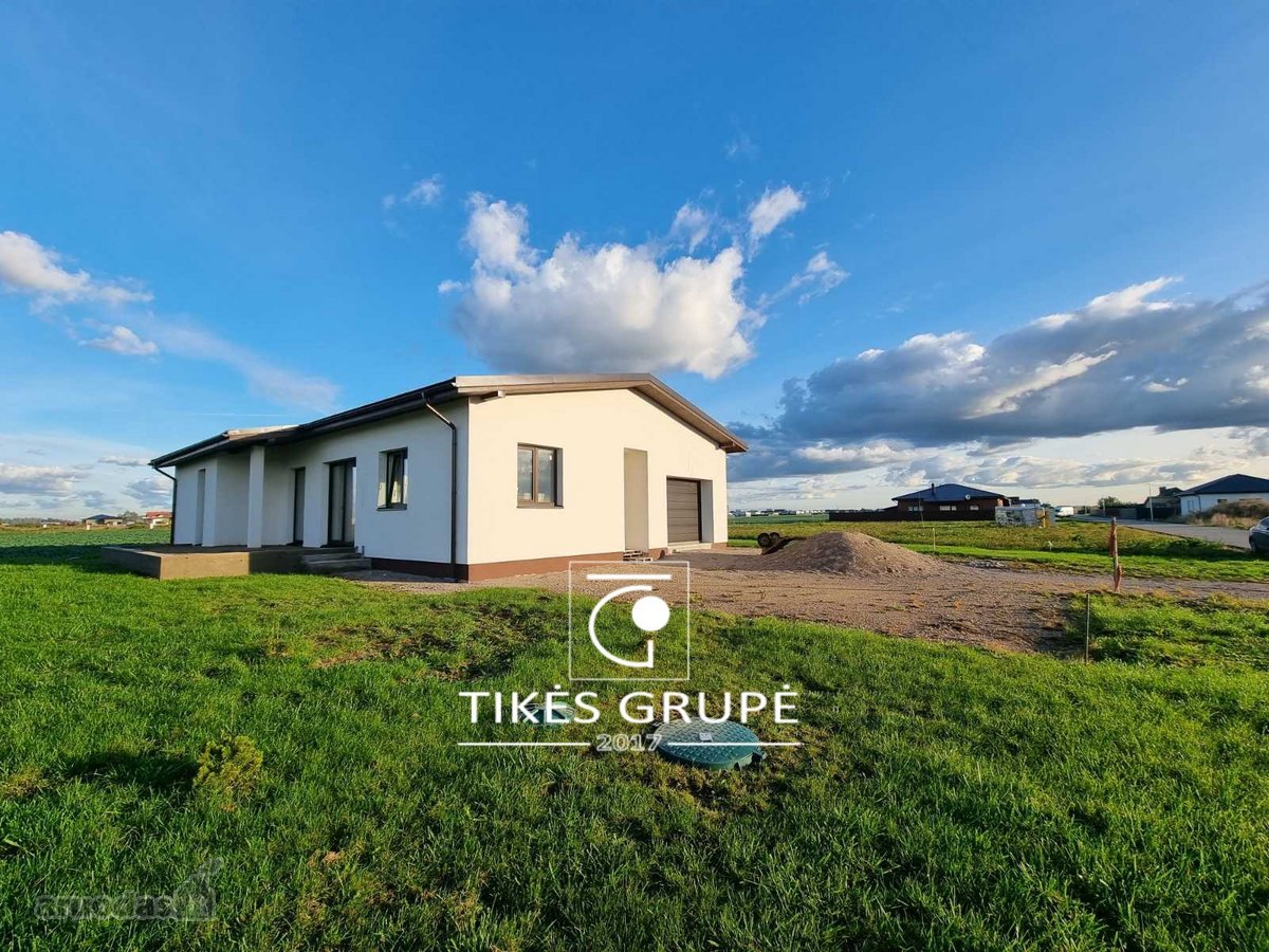 Klaipėdos r., Trušeliuose., parduodamas naujai pastatytas vieno aukšto 150 kv.m namas su garažu. Sklypas 10 arų