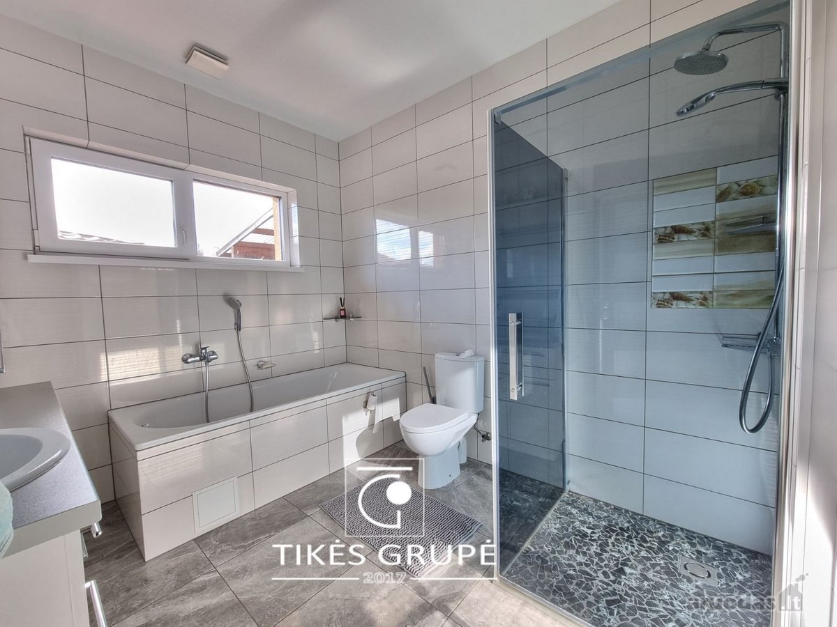 Klaipėdos raj., Trušeliuose., parduodamas šiuolaikiškai įrengtas, šviesaus ir jaukaus dizaino 1 aukšto 80 kv.m., mūrinis namas. Sklypas 4 arai.