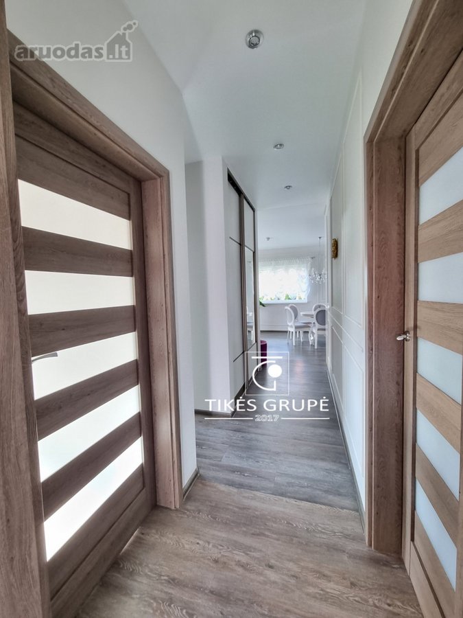 Klaipėdos raj., Trušeliuose., parduodamas šiuolaikiškai įrengtas, šviesaus ir jaukaus dizaino 1 aukšto 80 kv.m., mūrinis namas. Sklypas 4 arai.