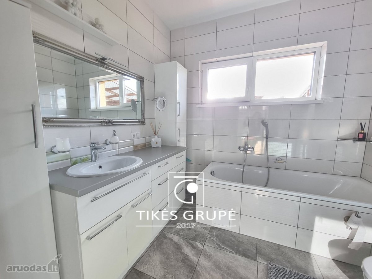 Klaipėdos raj., Trušeliuose., parduodamas šiuolaikiškai įrengtas, šviesaus ir jaukaus dizaino 1 aukšto 80 kv.m., mūrinis namas. Sklypas 4 arai.