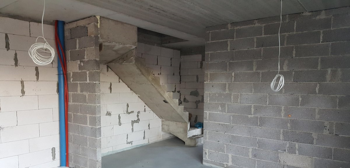 Parduodamas namas padarytas gyventi dviems šeimoms – iš “dviejų dalių”, po 64,55 kv/m.