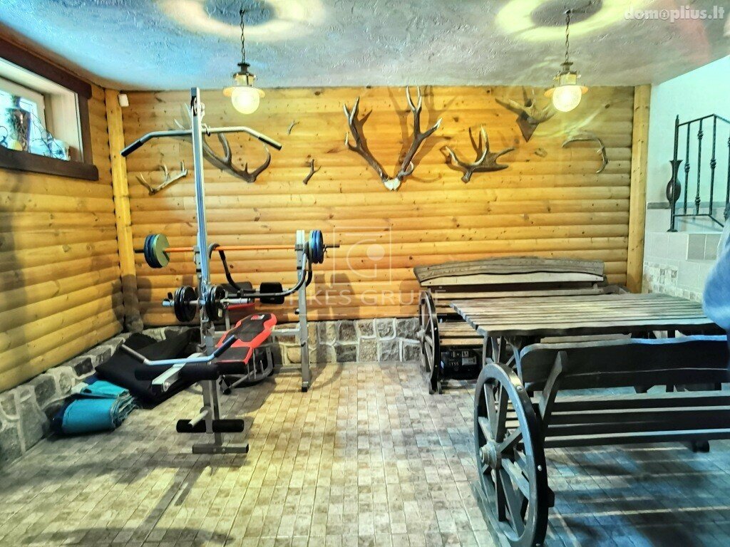 Parduodamas erdvus 2 aukštų 193 kv.m. mūrinis gyvenamas namas su 4,8 arų žemės sklypu.