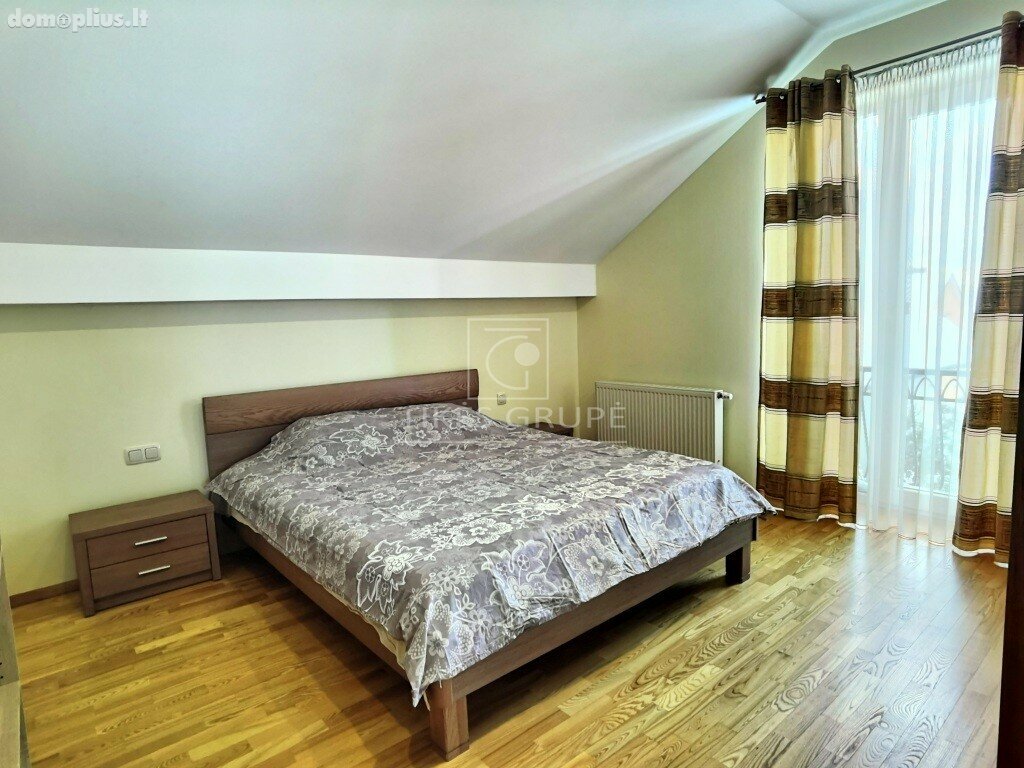 Parduodamas erdvus 2 aukštų 193 kv.m. mūrinis gyvenamas namas su 4,8 arų žemės sklypu.