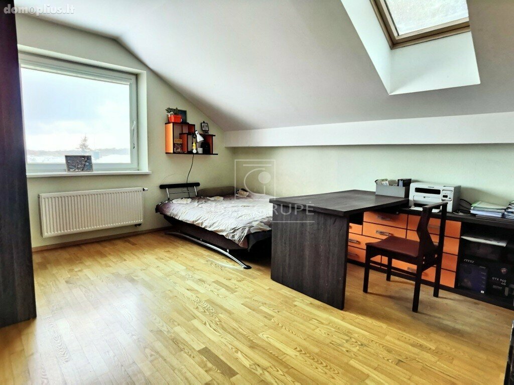 Parduodamas erdvus 2 aukštų 193 kv.m. mūrinis gyvenamas namas su 4,8 arų žemės sklypu.