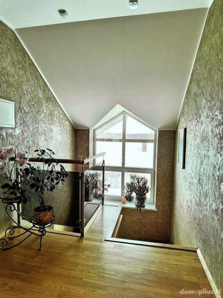 Parduodamas erdvus 2 aukštų 193 kv.m. mūrinis gyvenamas namas su 4,8 arų žemės sklypu.