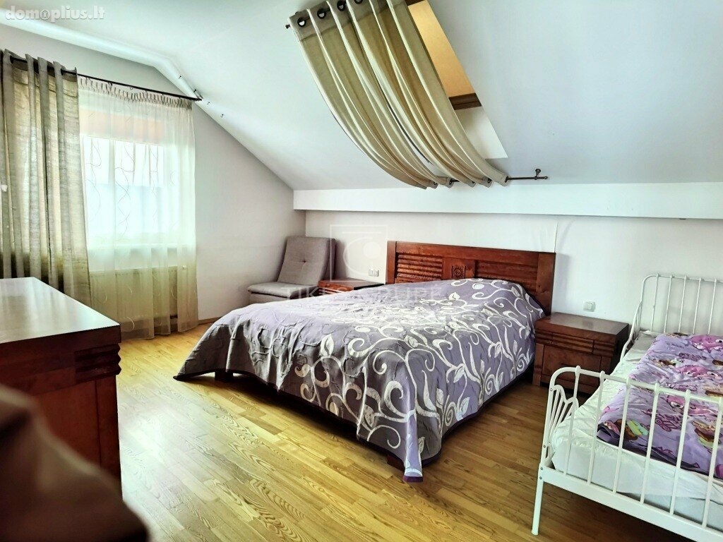 Parduodamas erdvus 2 aukštų 193 kv.m. mūrinis gyvenamas namas su 4,8 arų žemės sklypu.