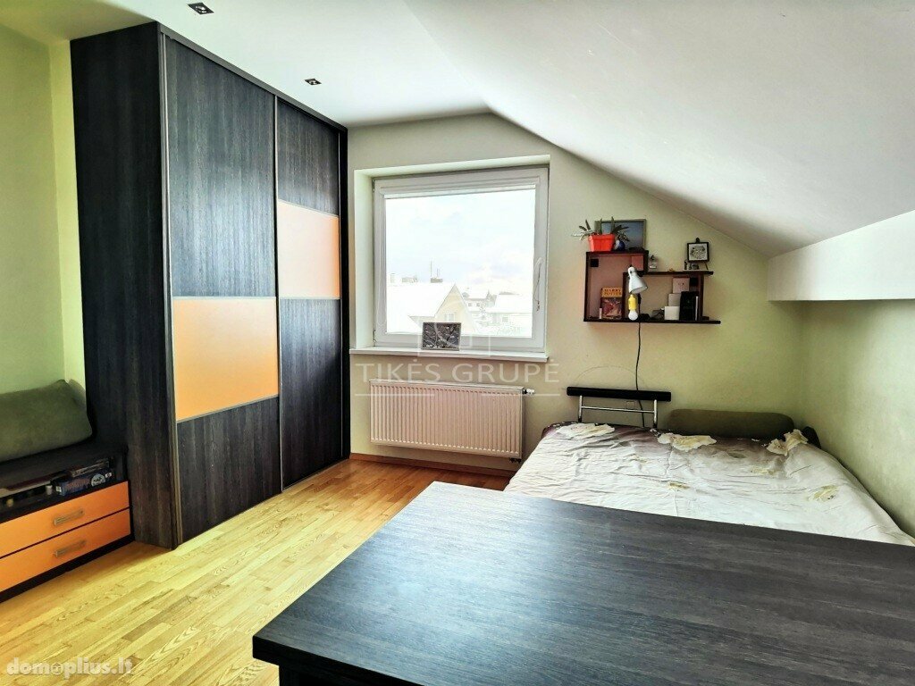 Parduodamas erdvus 2 aukštų 193 kv.m. mūrinis gyvenamas namas su 4,8 arų žemės sklypu.