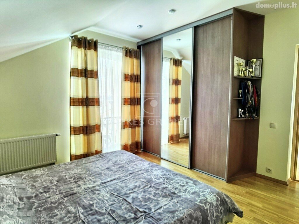 Parduodamas erdvus 2 aukštų 193 kv.m. mūrinis gyvenamas namas su 4,8 arų žemės sklypu.