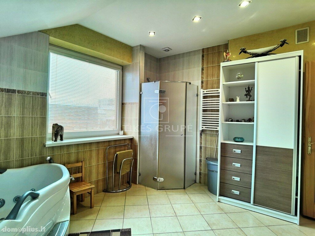 Parduodamas erdvus 2 aukštų 193 kv.m. mūrinis gyvenamas namas su 4,8 arų žemės sklypu.