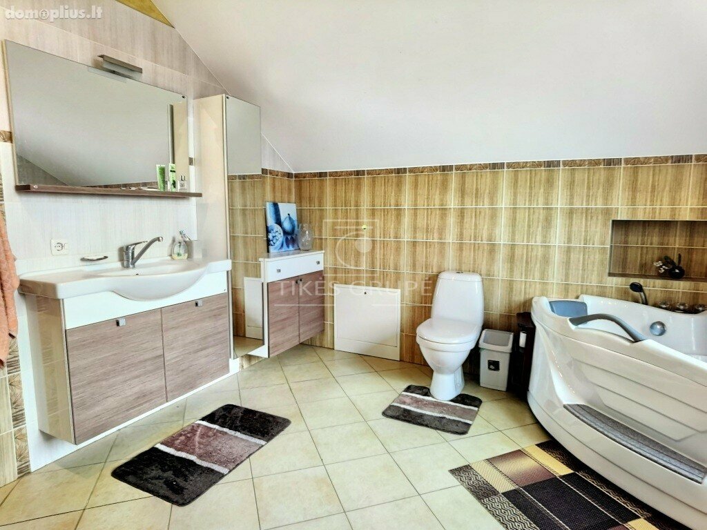 Parduodamas erdvus 2 aukštų 193 kv.m. mūrinis gyvenamas namas su 4,8 arų žemės sklypu.