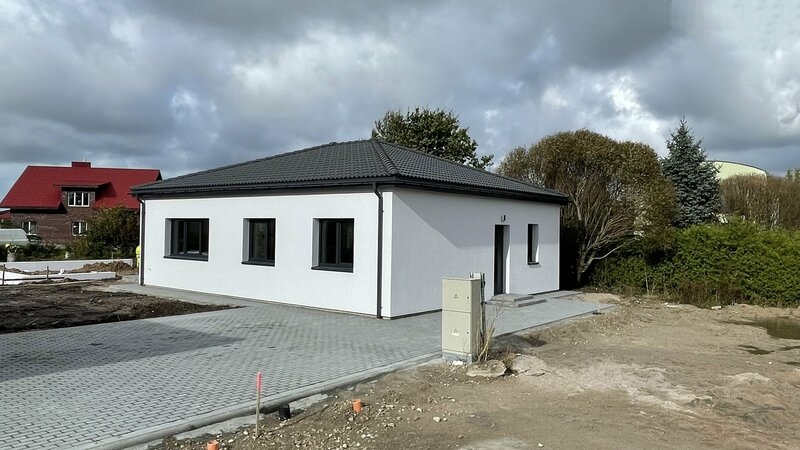 Klaipėdos raj., Mazūriškėse., statomas naujas gyvenamųjų namų kvartaliukas. 2 namai jau į pabaigą. Namų kvadratūra; 90.28 kv.m ., 90,46 kv.m ir 91.34 kv.m. Žemės sklypai išdalinti po 4 arus.