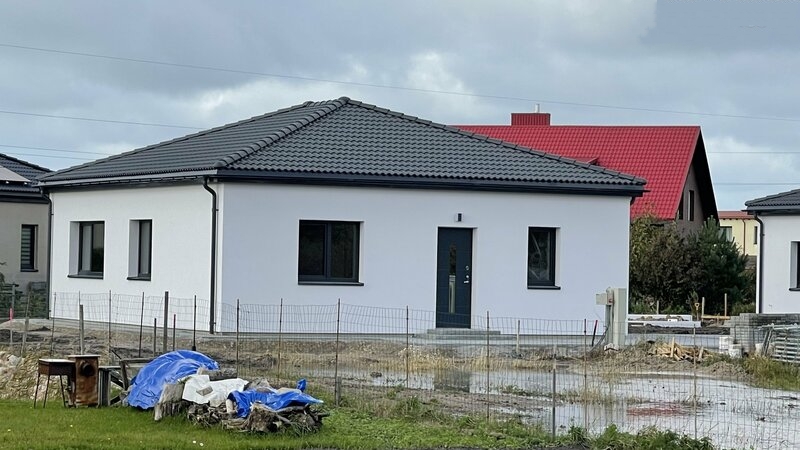 Klaipėdos raj., Mazūriškėse., statomas naujas gyvenamųjų namų kvartaliukas. 2 namai jau į pabaigą. Namų kvadratūra; 90.28 kv.m ., 90,46 kv.m ir 91.34 kv.m. Žemės sklypai išdalinti po 4 arus.