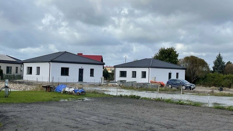 Klaipėdos raj., Mazūriškėse., statomas naujas gyvenamųjų namų kvartaliukas. 2 namai jau į pabaigą. Namų kvadratūra; 90.28 kv.m ., 90,46 kv.m ir 91.34 kv.m. Žemės sklypai išdalinti po 4 arus.