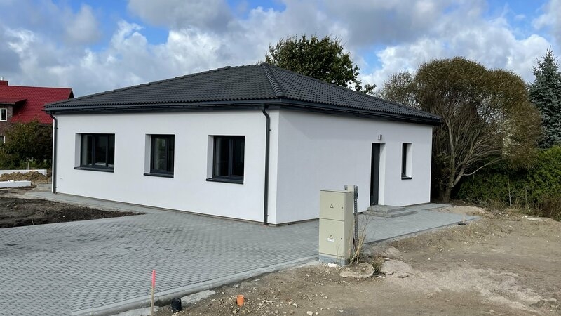 Klaipėdos raj., Mazūriškėse., statomas naujas gyvenamųjų namų kvartaliukas. 2 namai jau į pabaigą. Namų kvadratūra; 90.28 kv.m ., 90,46 kv.m ir 91.34 kv.m. Žemės sklypai išdalinti po 4 arus.