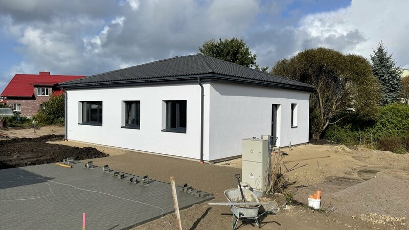 Klaipėdos raj., Mazūriškėse., statomas naujas gyvenamųjų namų kvartaliukas. 2 namai jau į pabaigą. Namų kvadratūra; 90.28 kv.m ., 90,46 kv.m ir 91.34 kv.m. Žemės sklypai išdalinti po 4 arus.