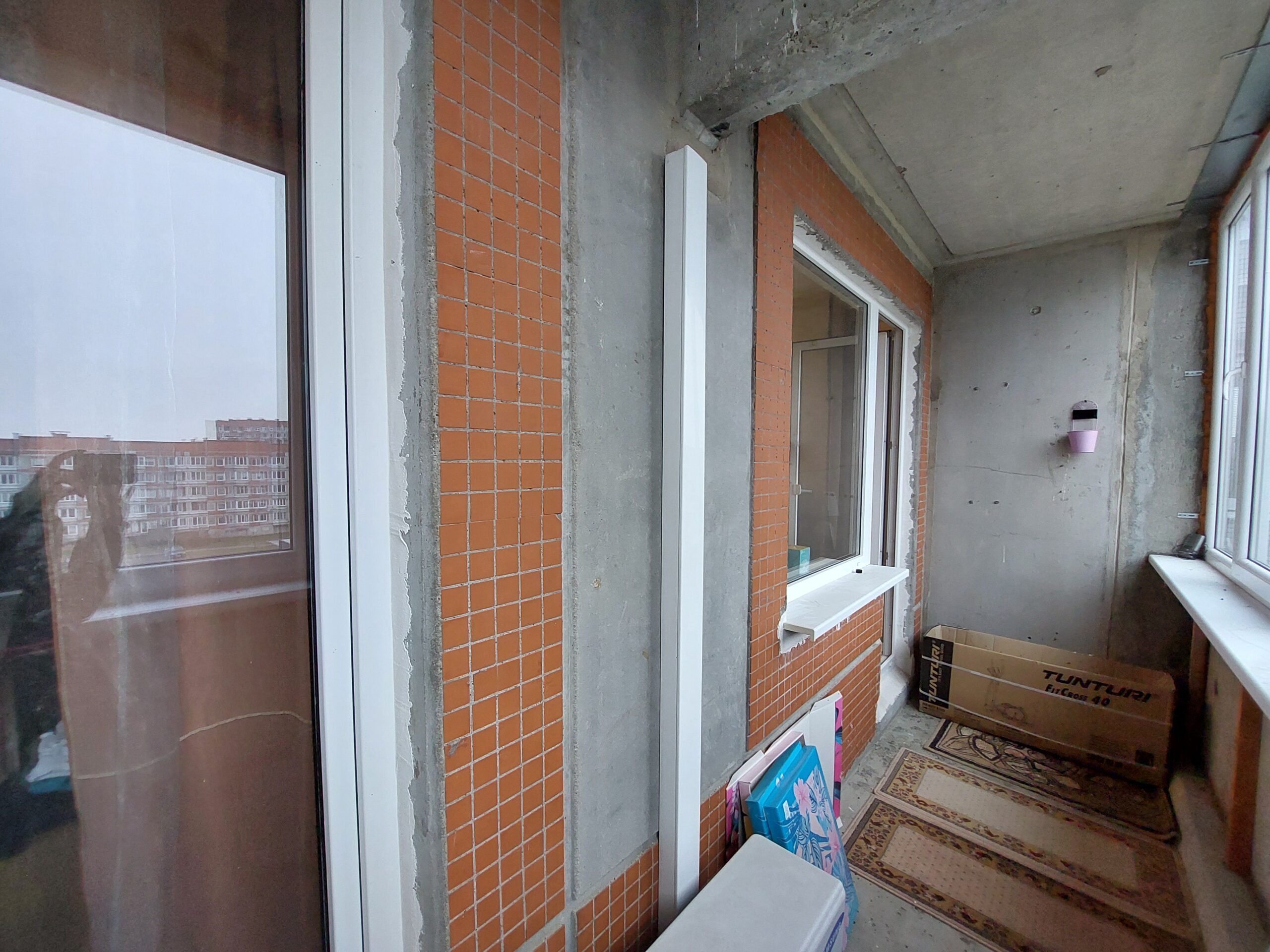 Parduodamas 4k. butas su holu