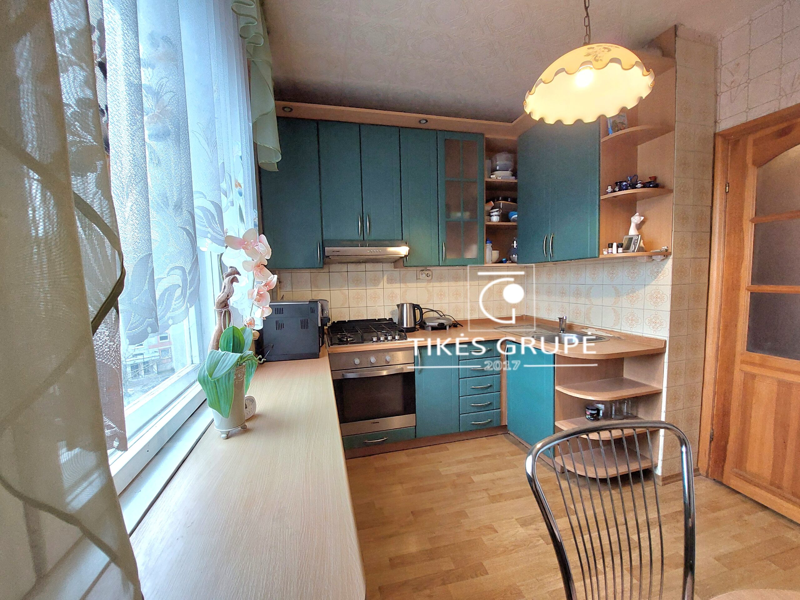 Parduodamas 4k. butas su holu