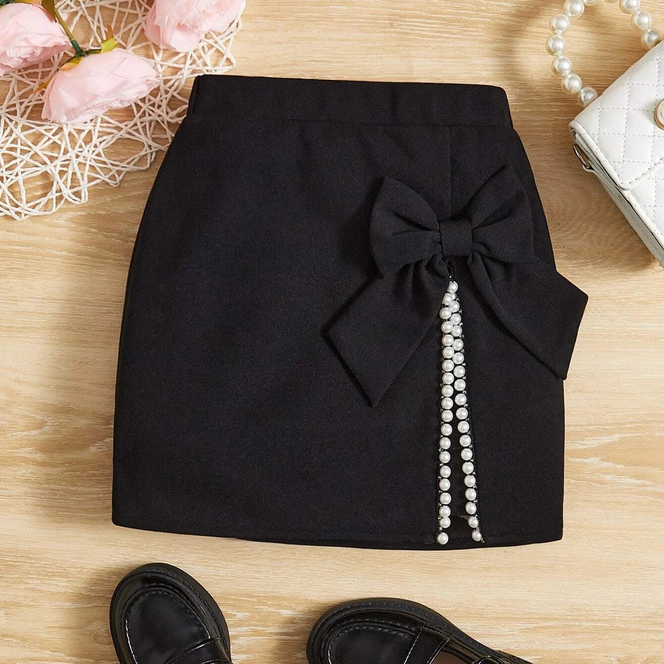 Juodas sijonas su karoliukais