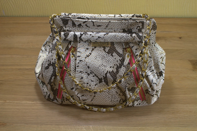 Rankinė su gyvatės odos imitacija