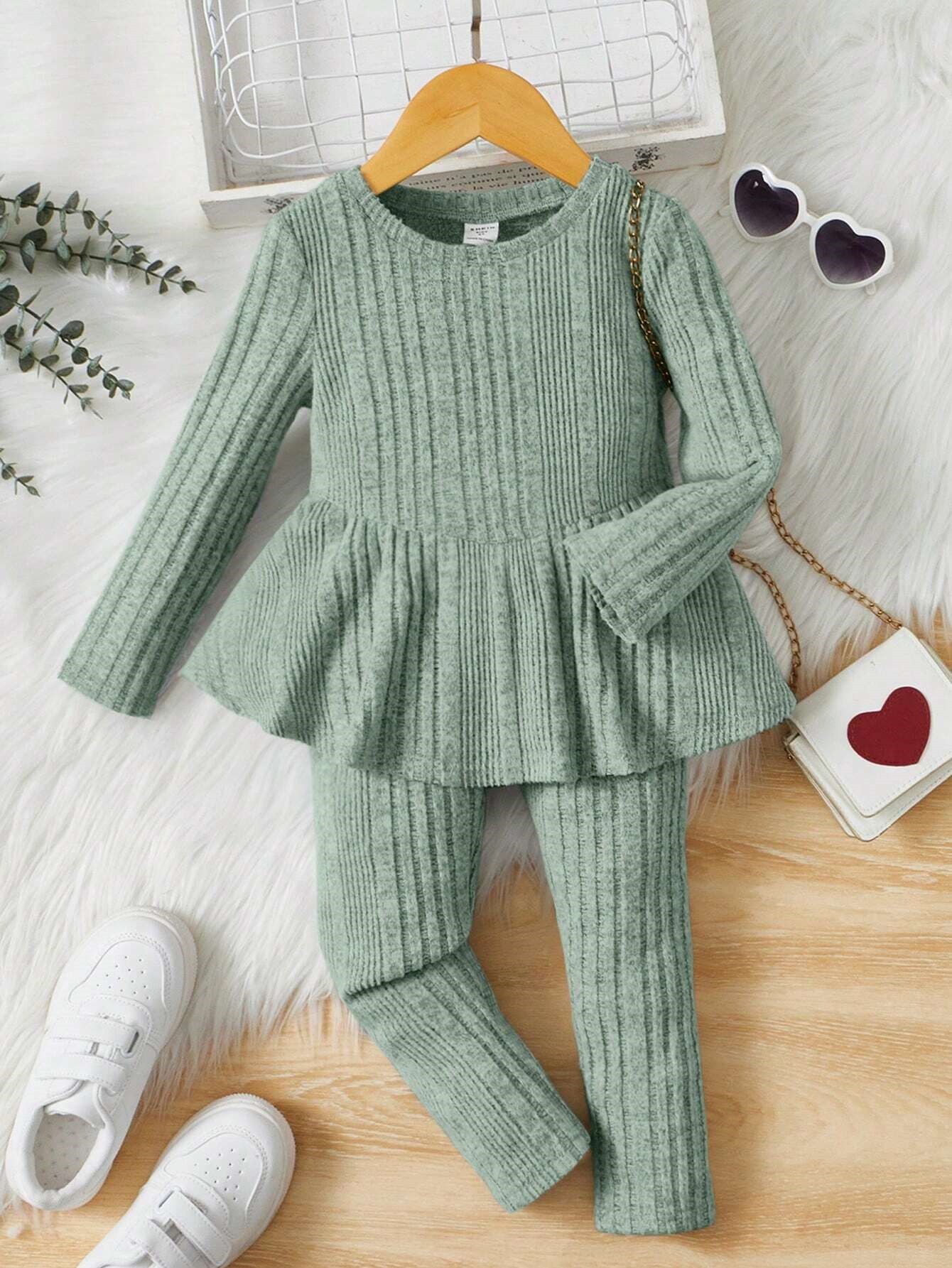 Mėtų spalvos kostiumėlis mergaitei