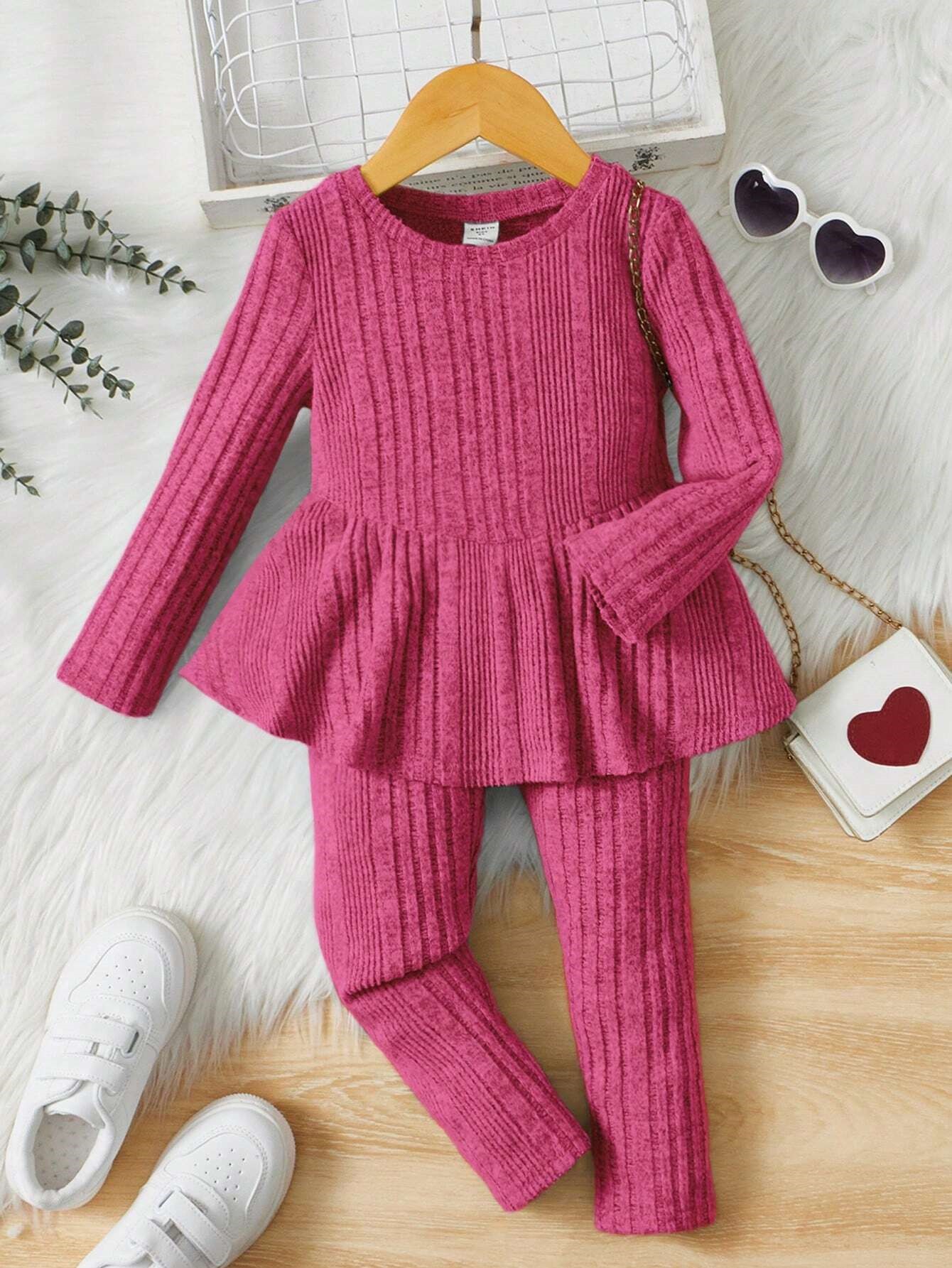 Fuksijų spalvos kostiumėlis mergaitei