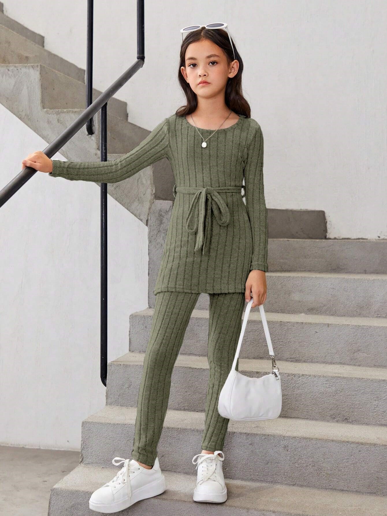 Chaki spalvos kostiumėlis su dirželiu