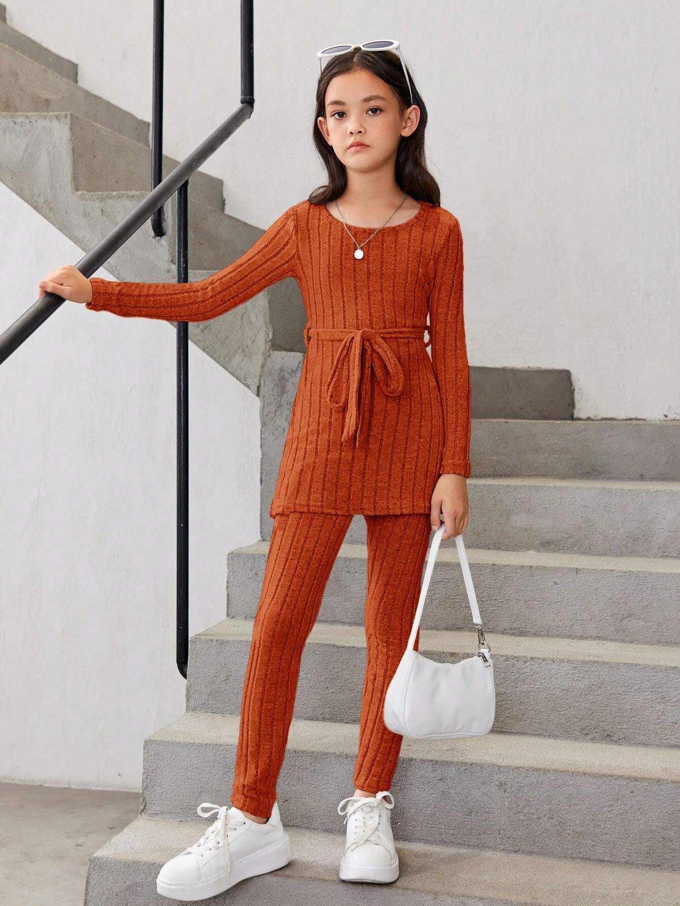 Rudas kostiumėlis su dirželiu