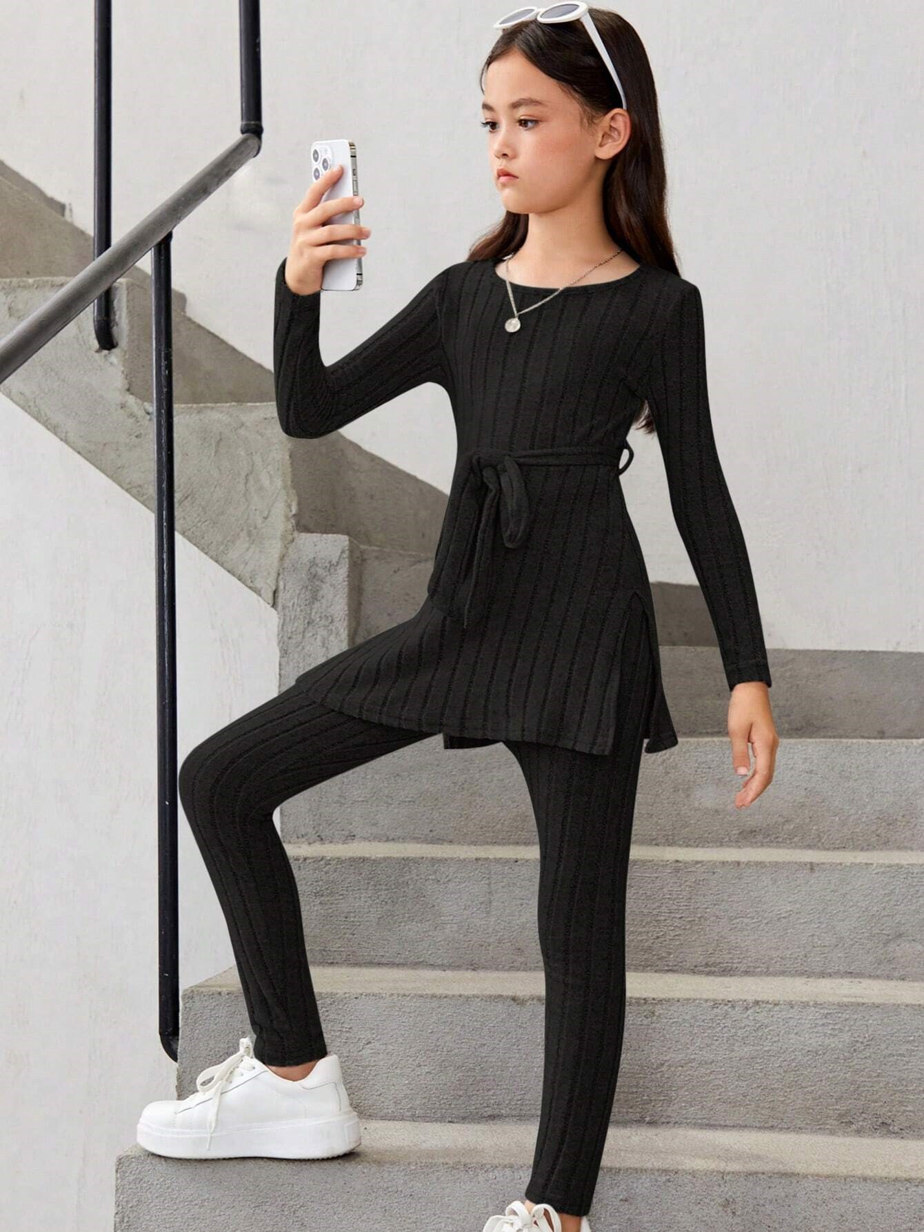 Juodas kostiumėlis su dirželiu