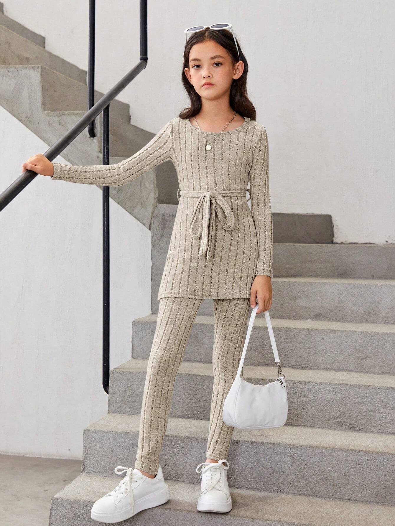 Smėlio spalvos kostiumėlis su dirželiu