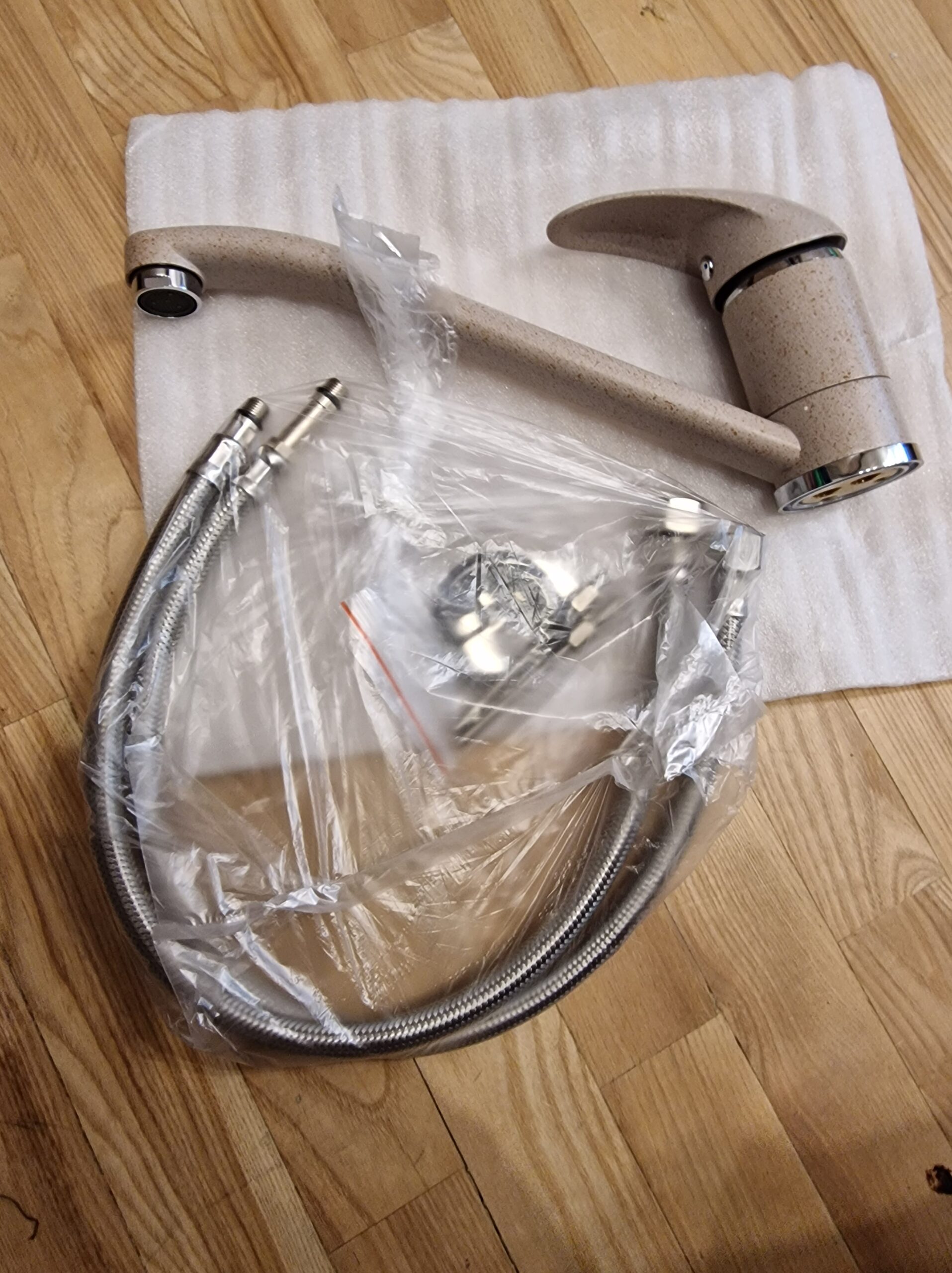 Vandens maišytuvas plautuvei (akmens masės spalvos)