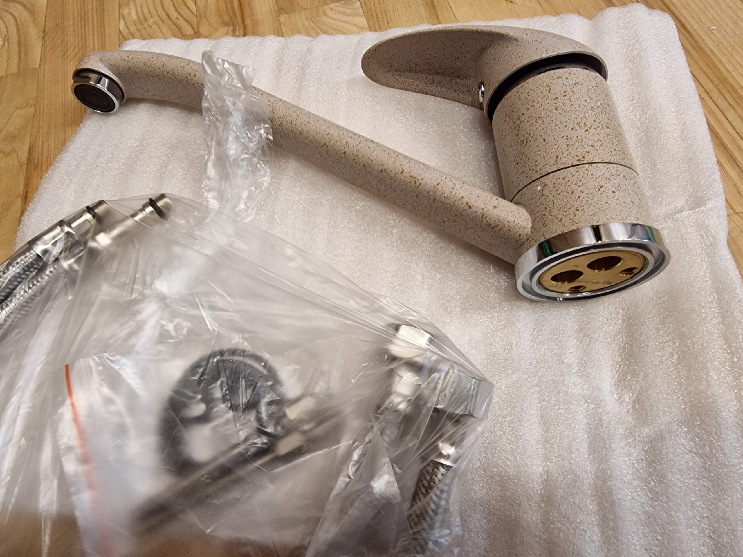 Vandens maišytuvas plautuvei (akmens masės spalvos)