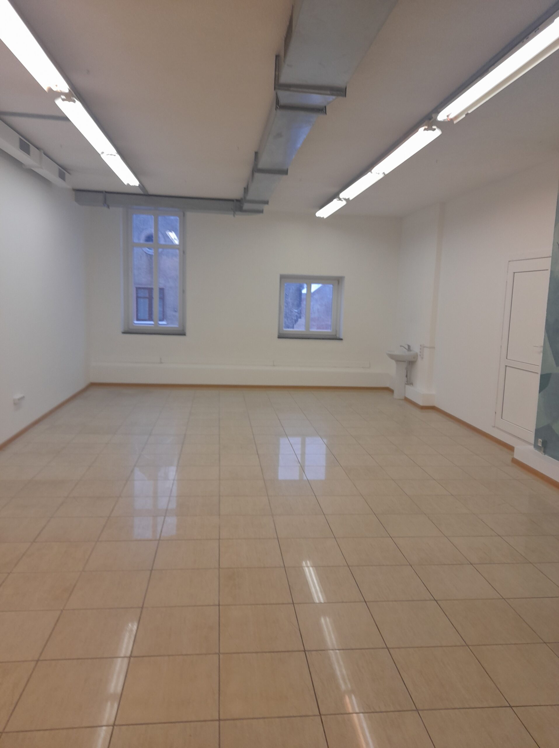 Išnuomojamos 55 kv.m. Grožio – paslaugų studijai patalpos trečiame aukšte Tiltų g.