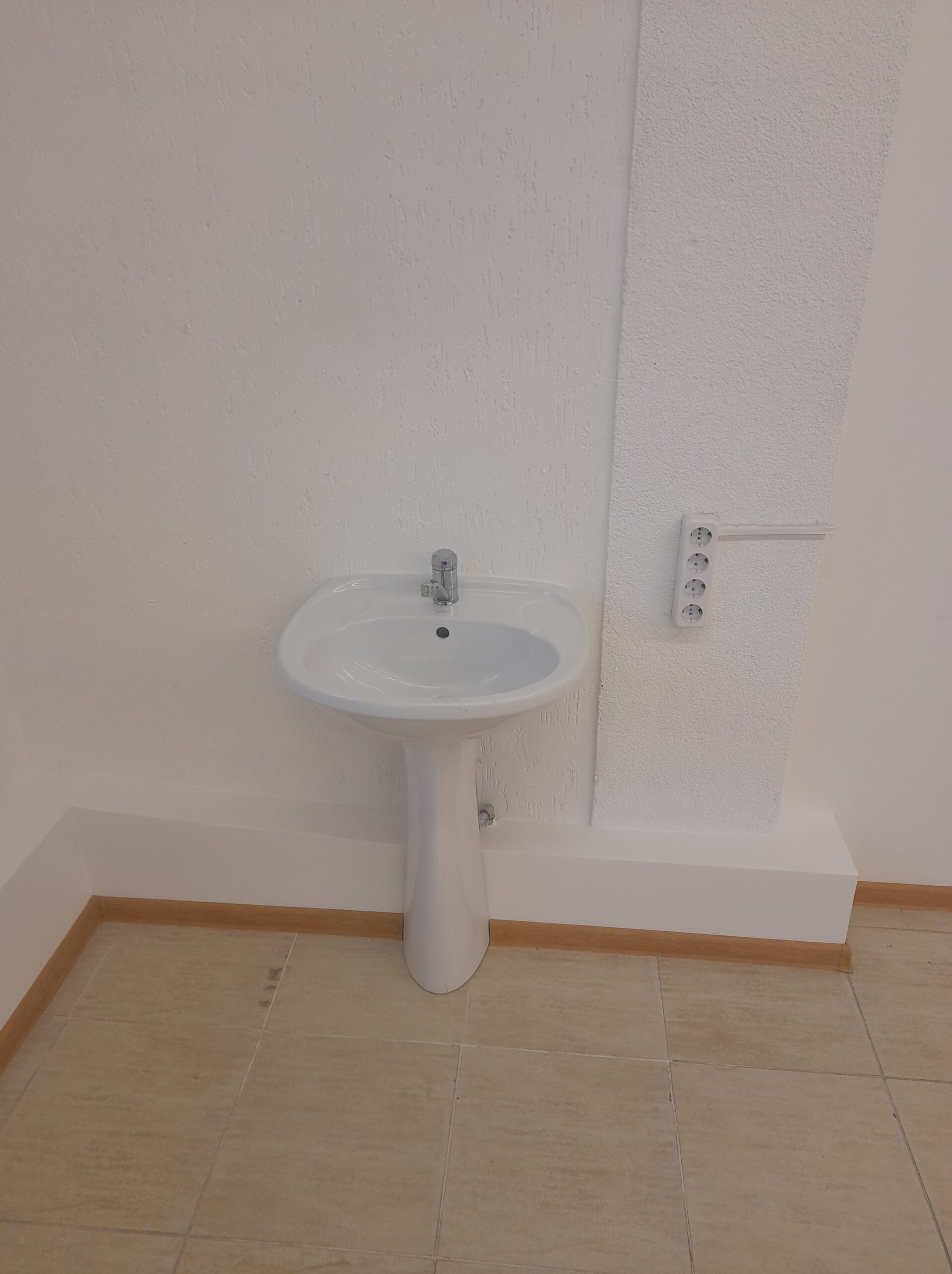 Išnuomojamos 55 kv.m. Grožio – paslaugų studijai patalpos trečiame aukšte Tiltų g.