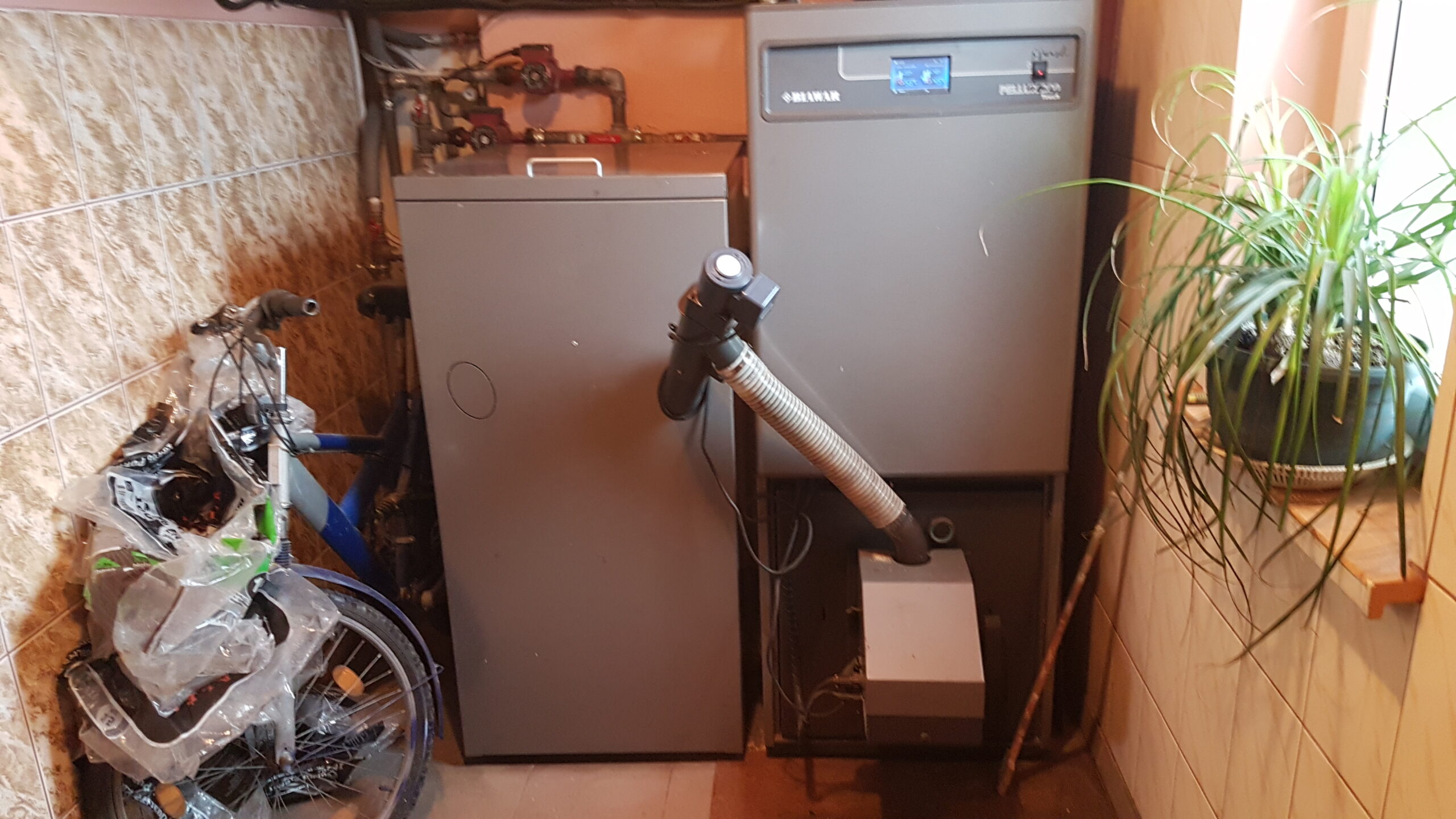 Parduodamas gyvenamasis namas su garažu ir 6 arais žemės