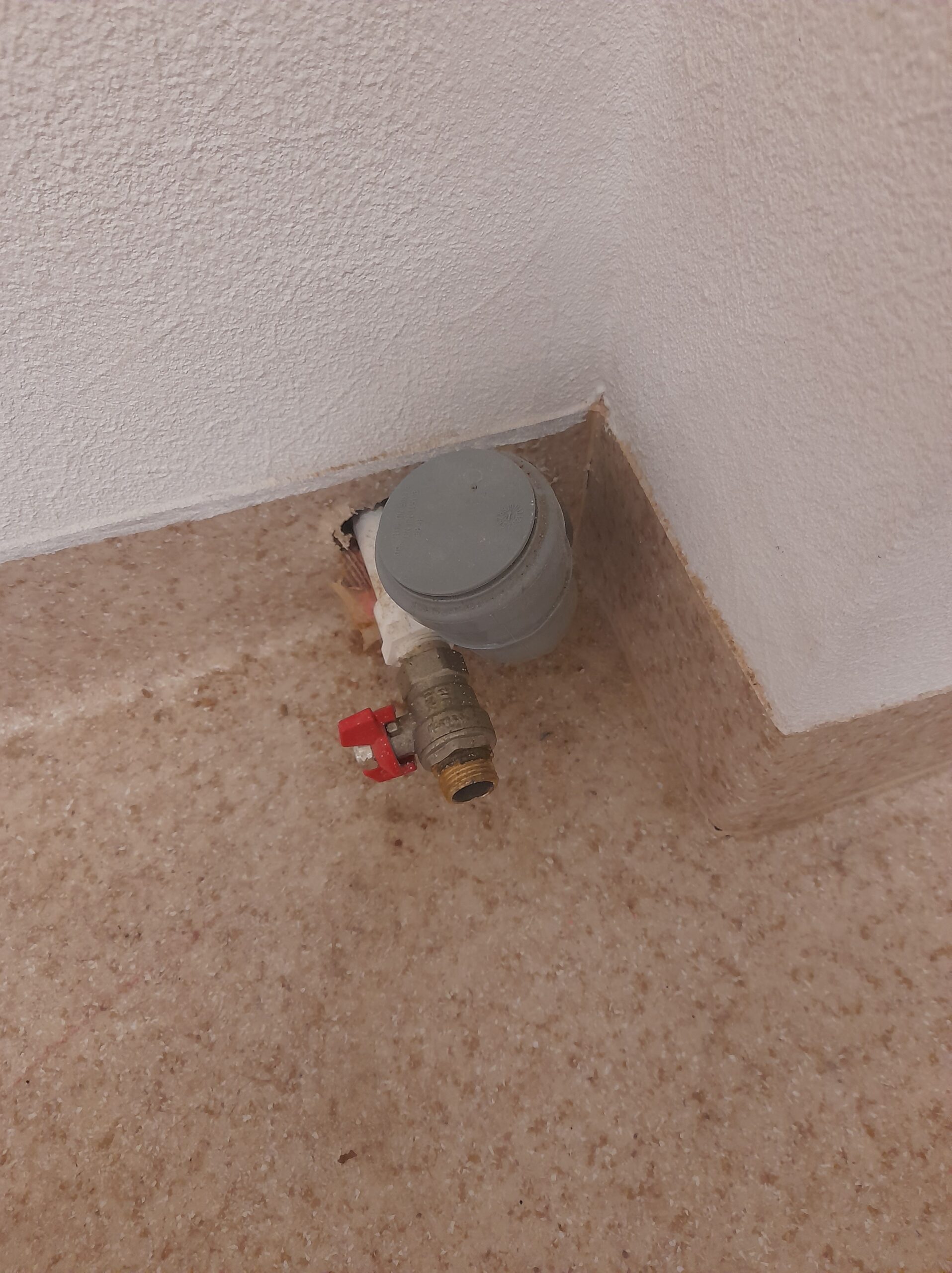 Išnuomojamos 55 kv.m. Patalpos su galimybe įsirengti kriaukles Naujoji Uosto g. Centre. Patalpos tinka, masažo, grožio ar ofiso veiklai