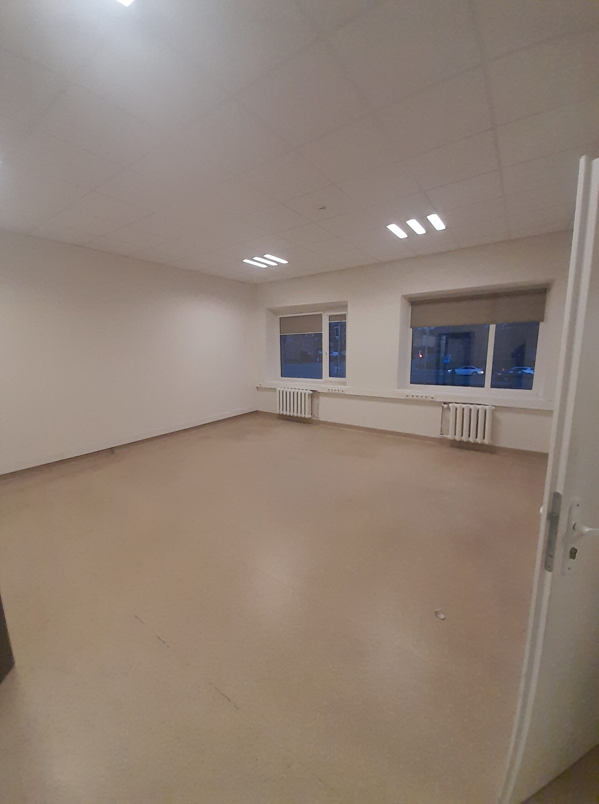 Išnuomojamos 55 kv.m. Patalpos su galimybe įsirengti kriaukles Naujoji Uosto g. Centre. Patalpos tinka, masažo, grožio ar ofiso veiklai