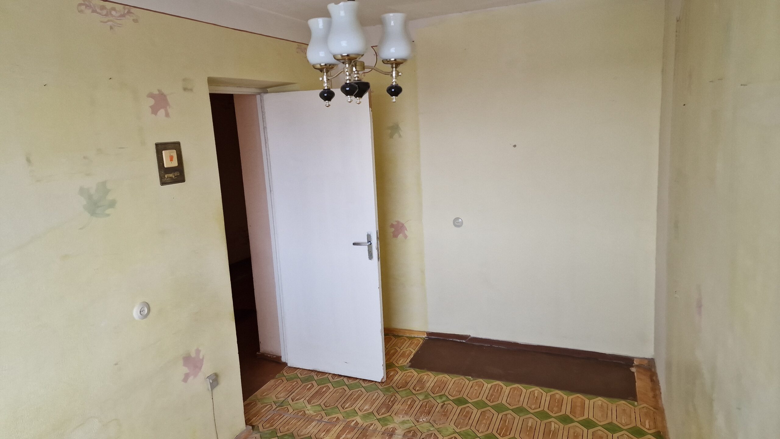 Parduodamas  2 kambarių butas, reikalingas kapitalinis remontas, Beržų g. 25, Panevėžyje.